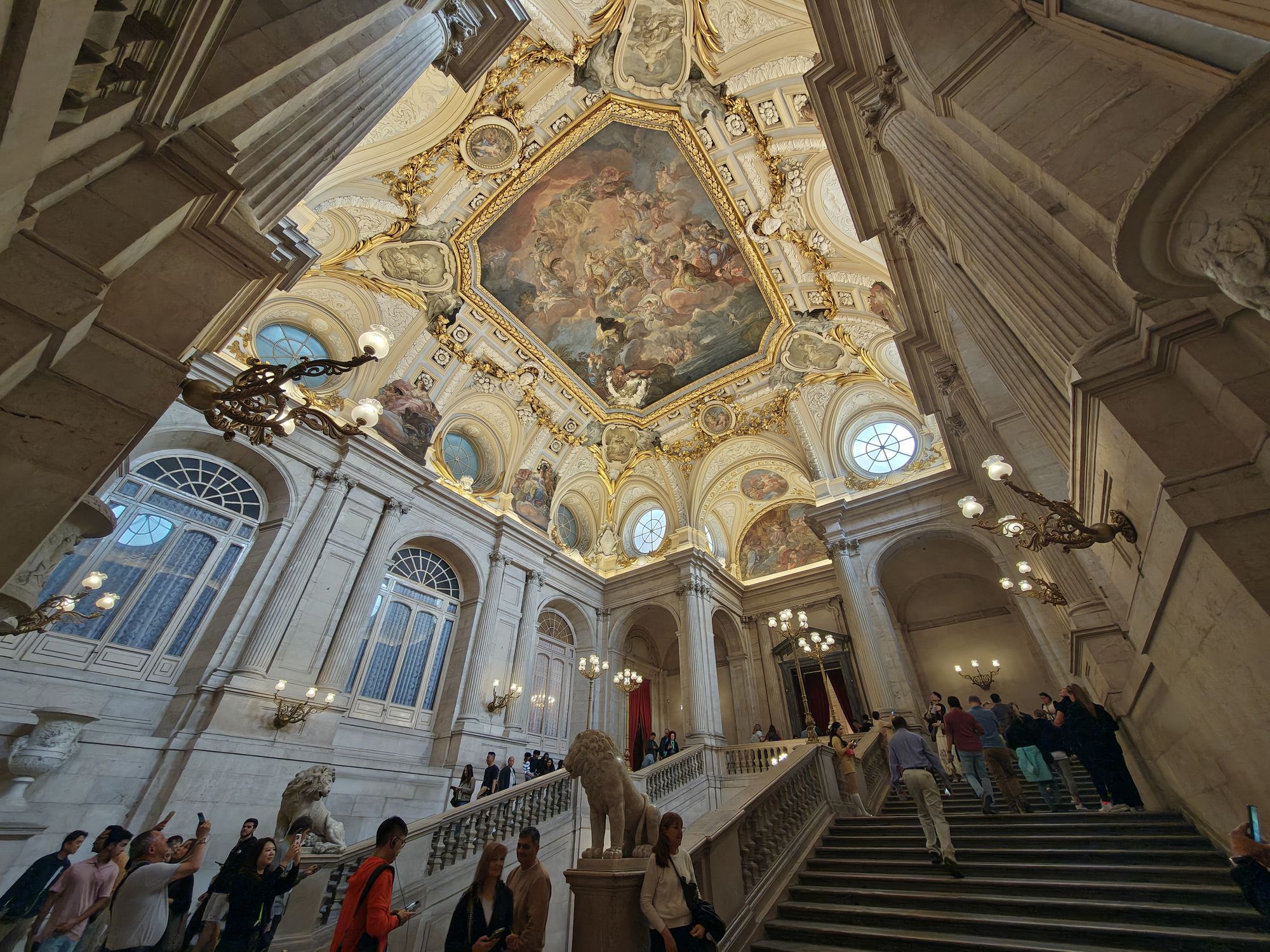 Plaza De La ArmerĂa Madrid Spain 12