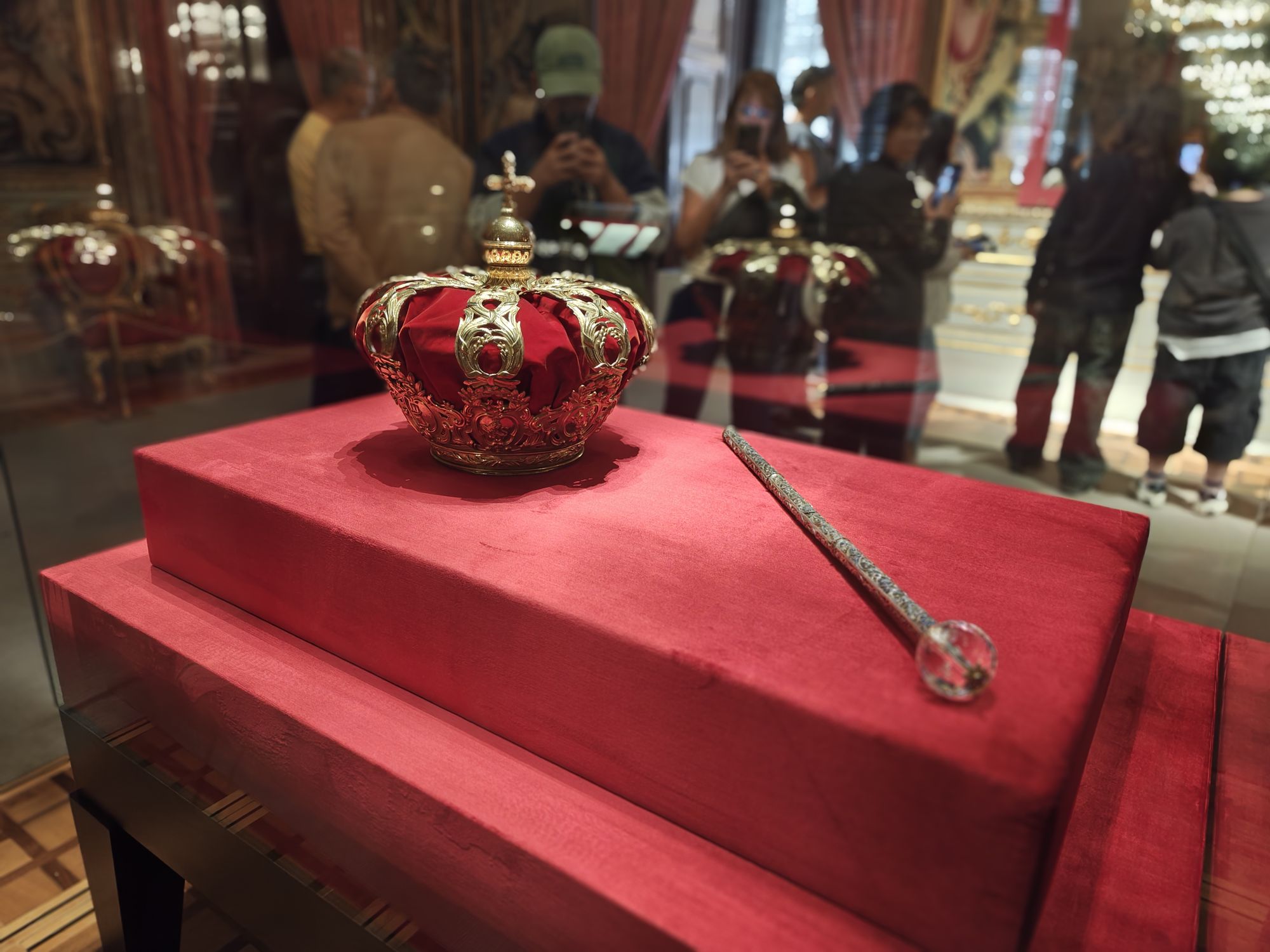 Plaza De La ArmerĂa Madrid Spain 13