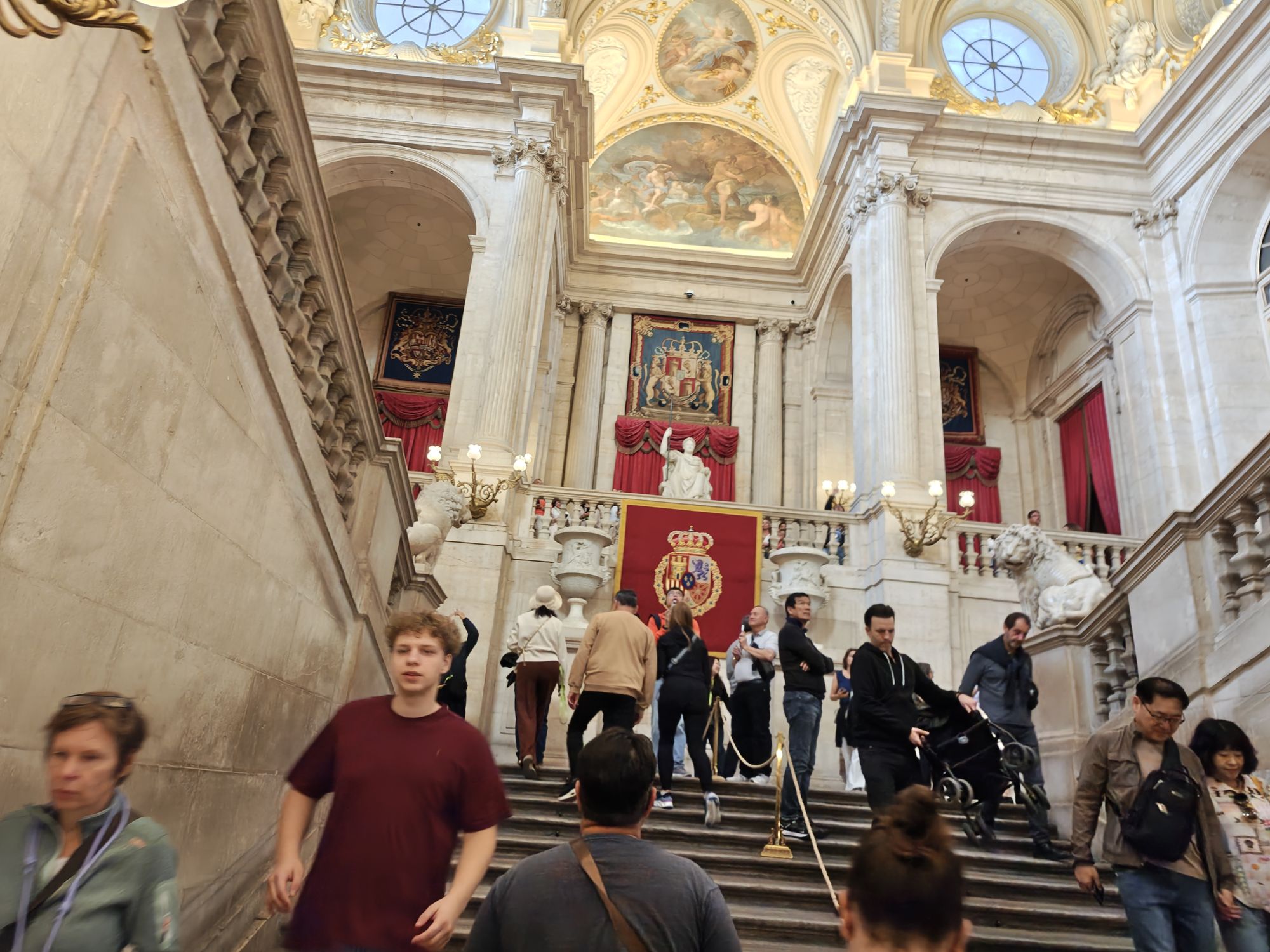 Plaza De La ArmerĂa Madrid Spain 19