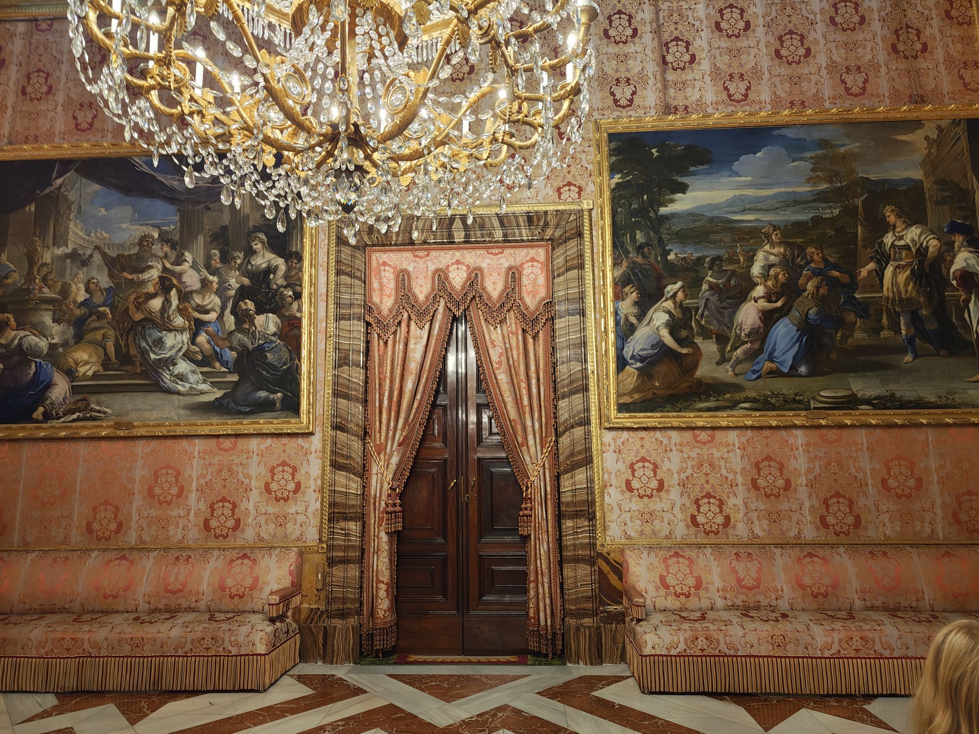 Plaza De La ArmerĂa Madrid Spain 20