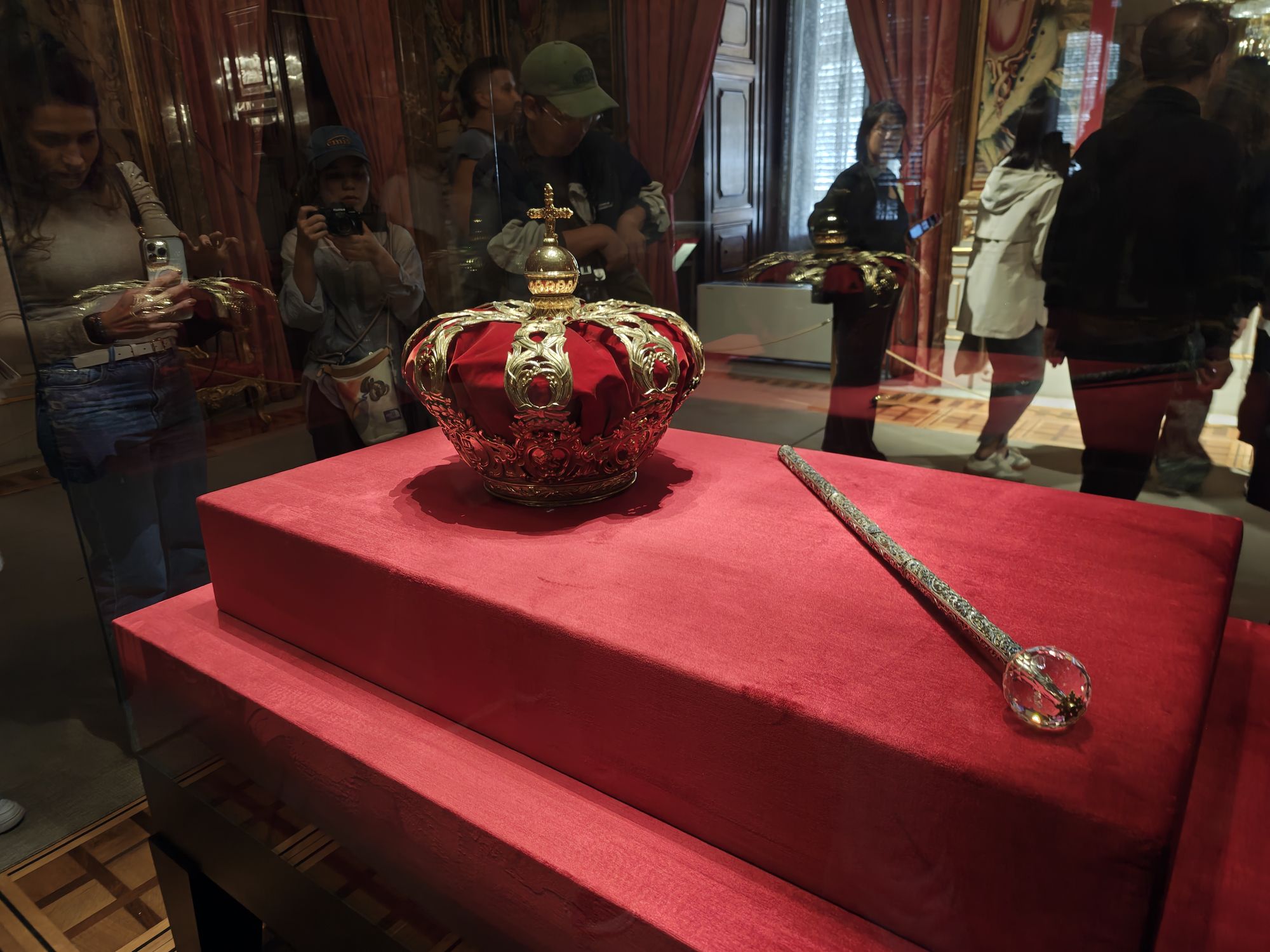 Plaza De La ArmerĂa Madrid Spain 25