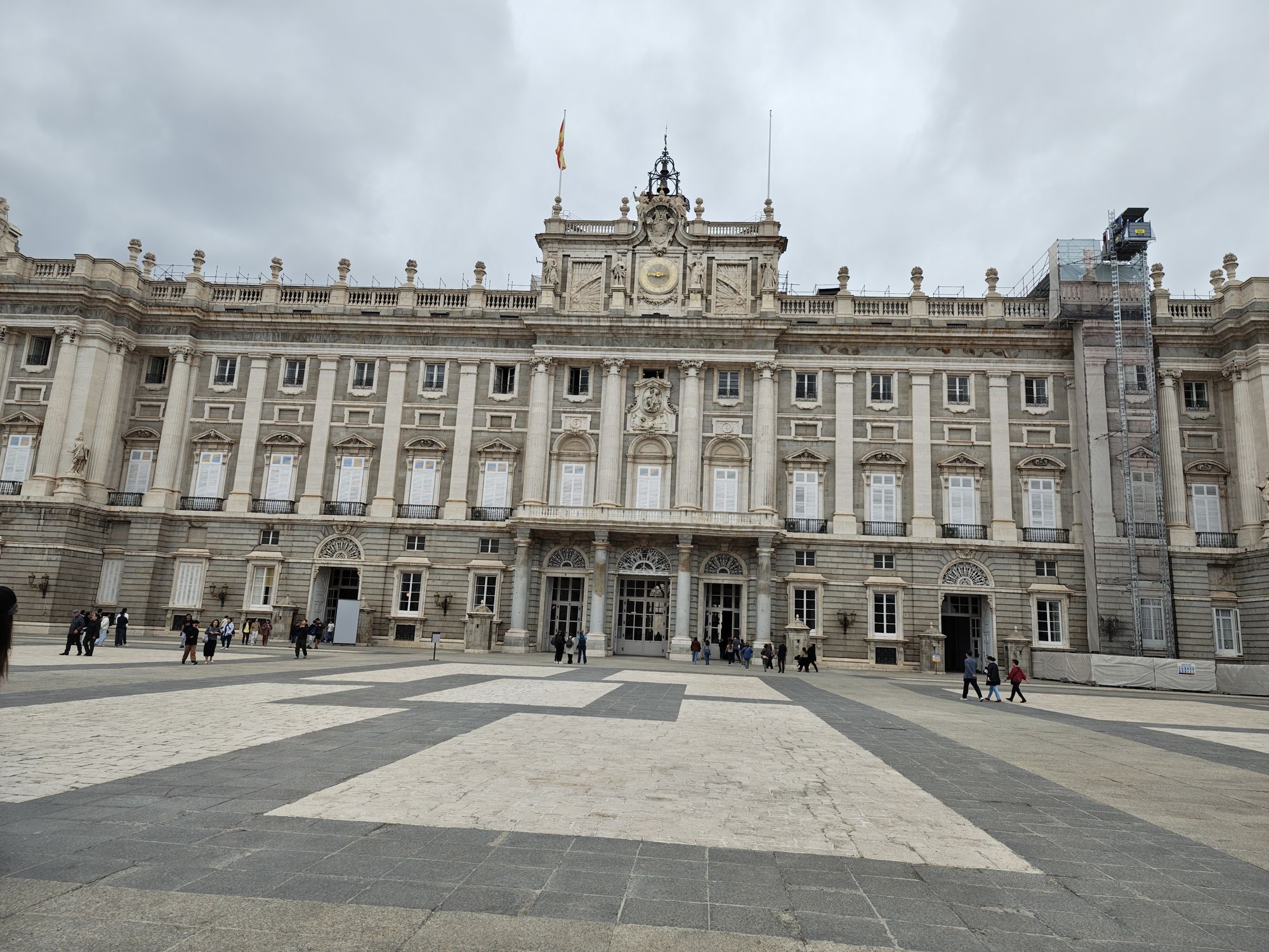 Plaza De La ArmerĂa Madrid Spain 4