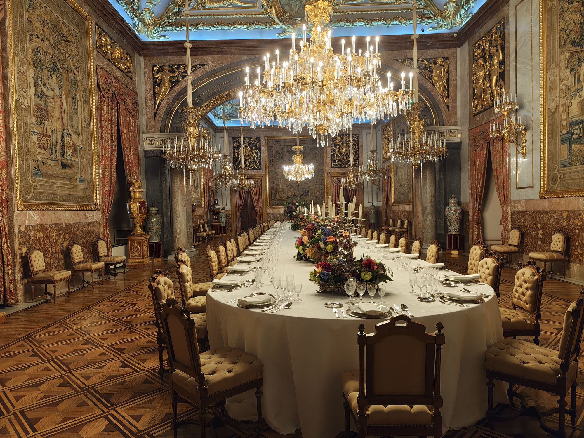 Plaza De La ArmerĂa Madrid Spain 56