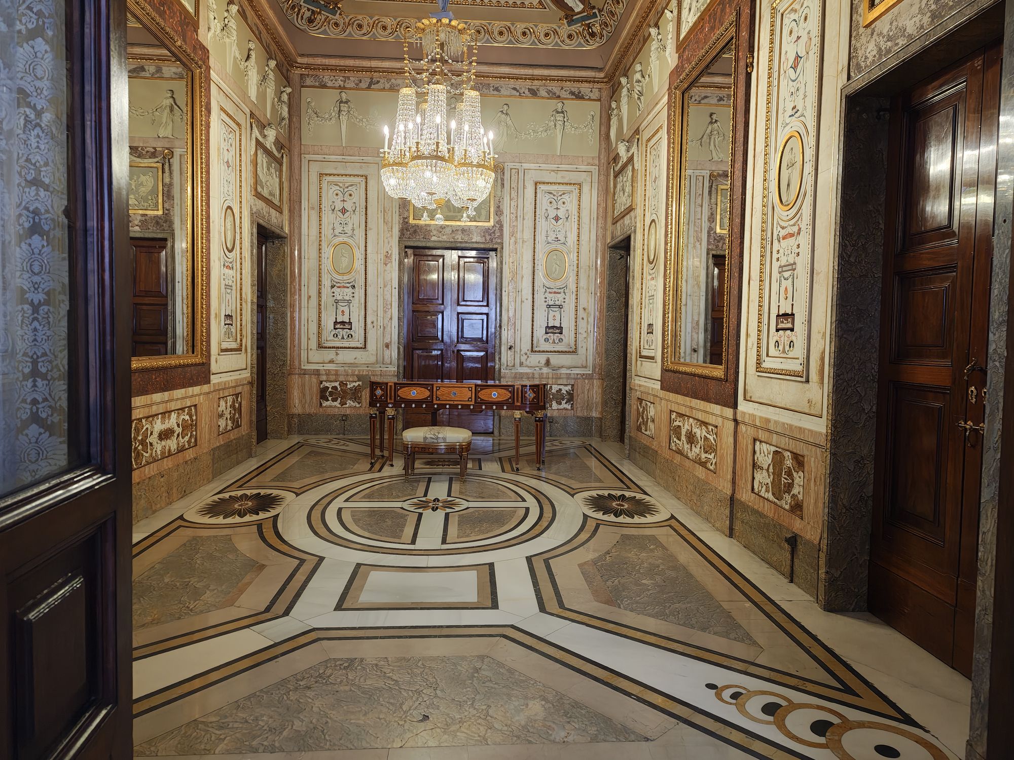 Plaza De La ArmerĂa Madrid Spain 58