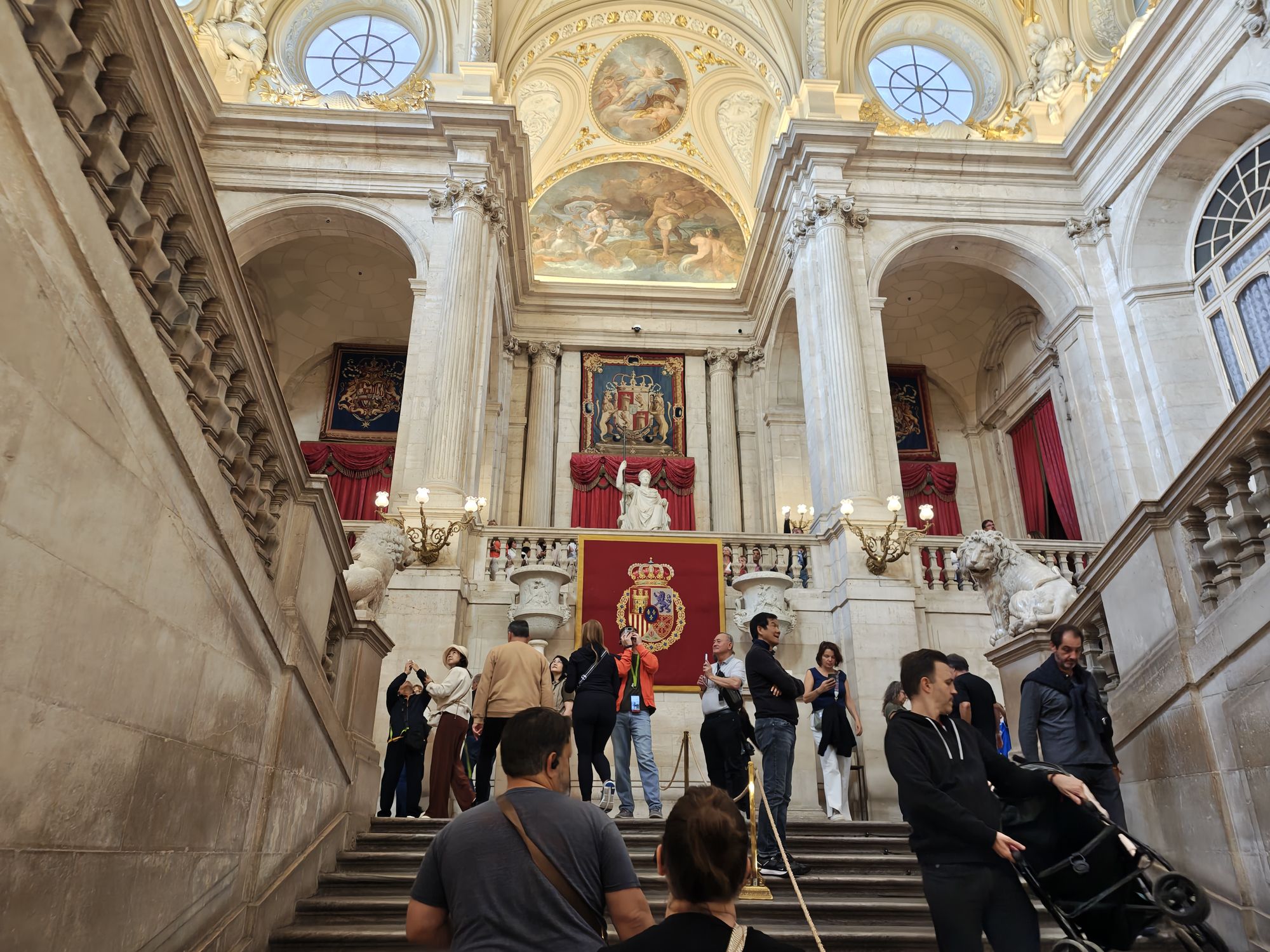 Plaza De La ArmerĂa Madrid Spain 7