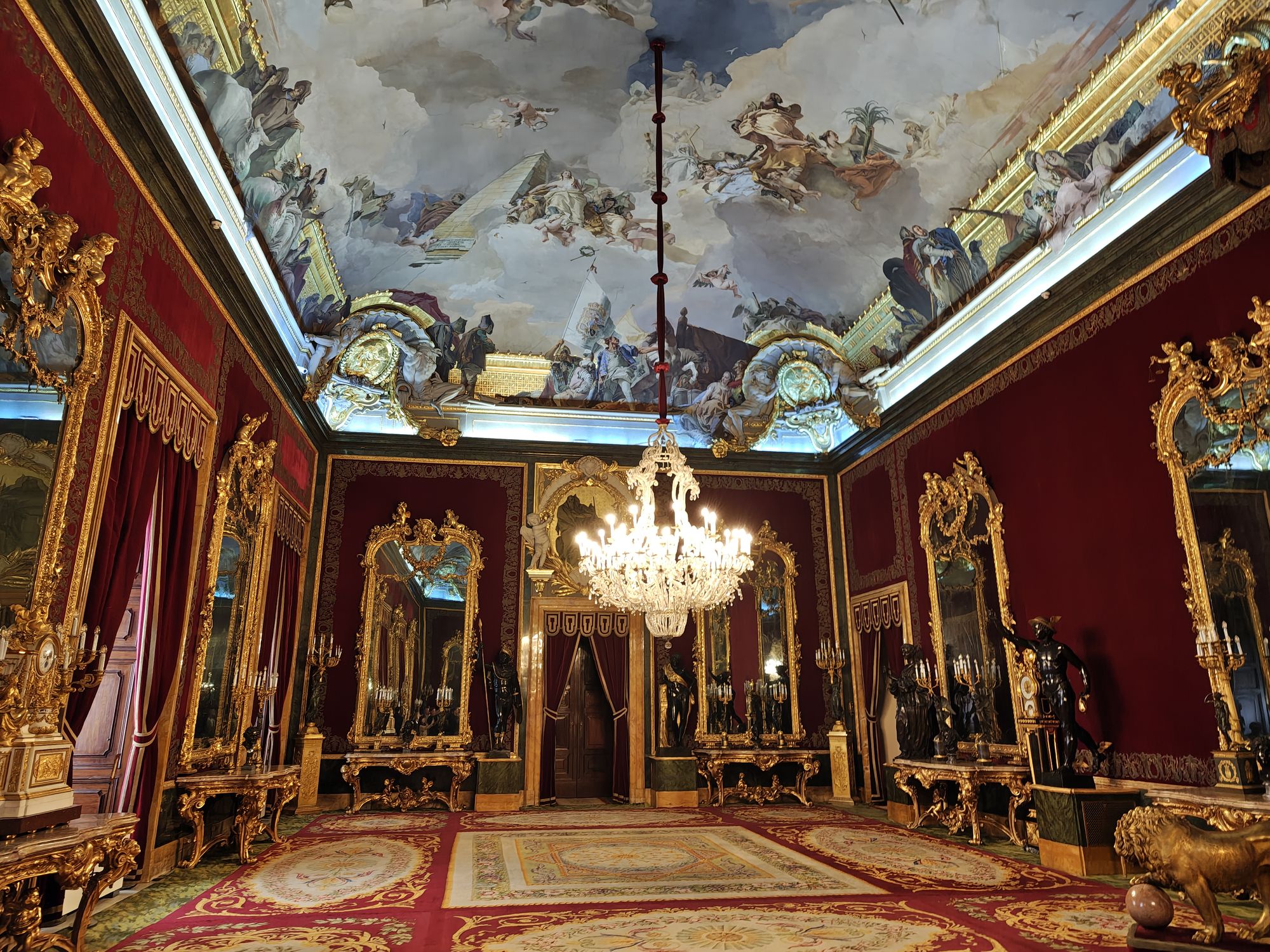 Plaza De La ArmerĂa Madrid Spain 70