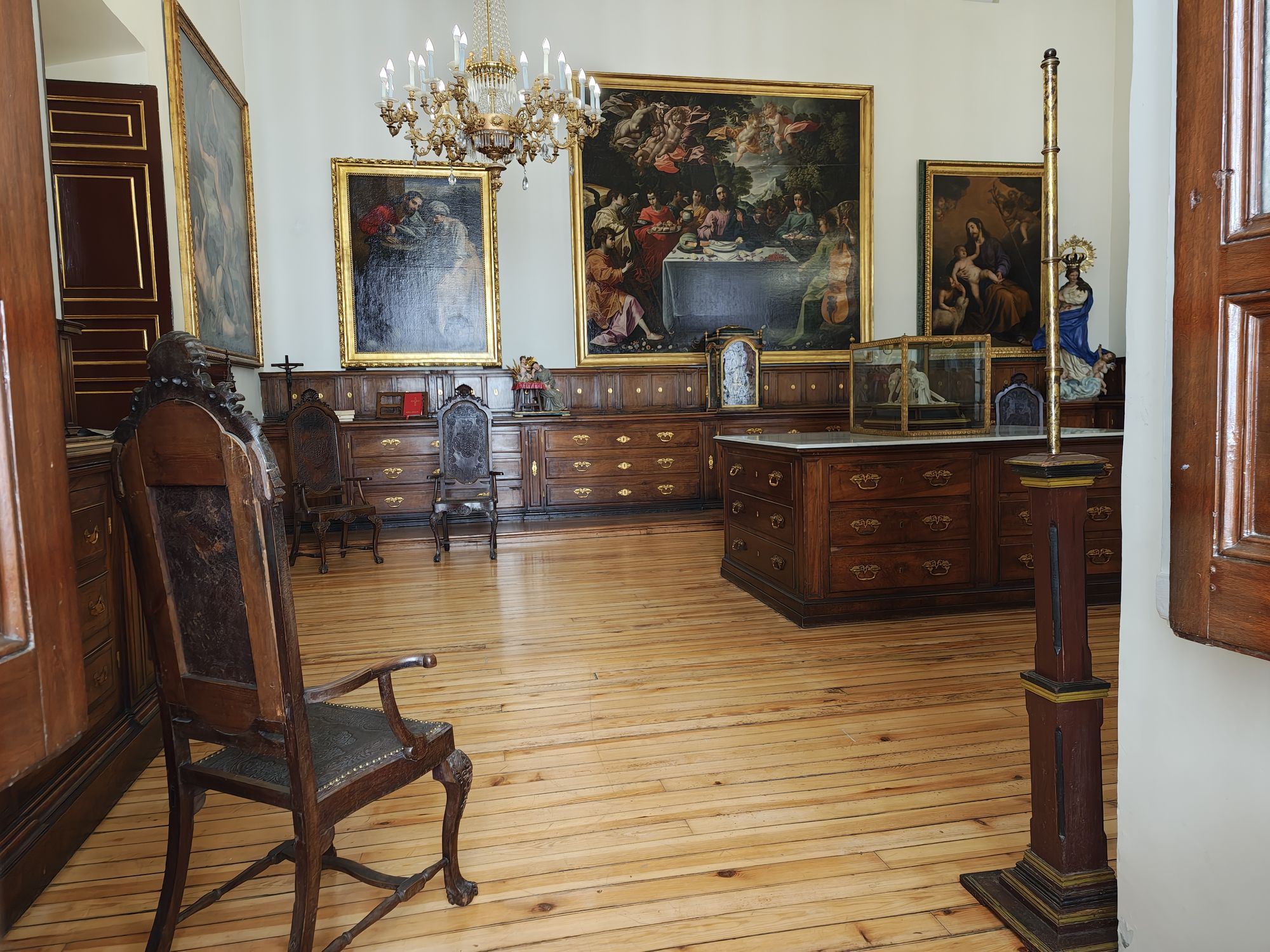 Plaza De La ArmerĂa Madrid Spain 8